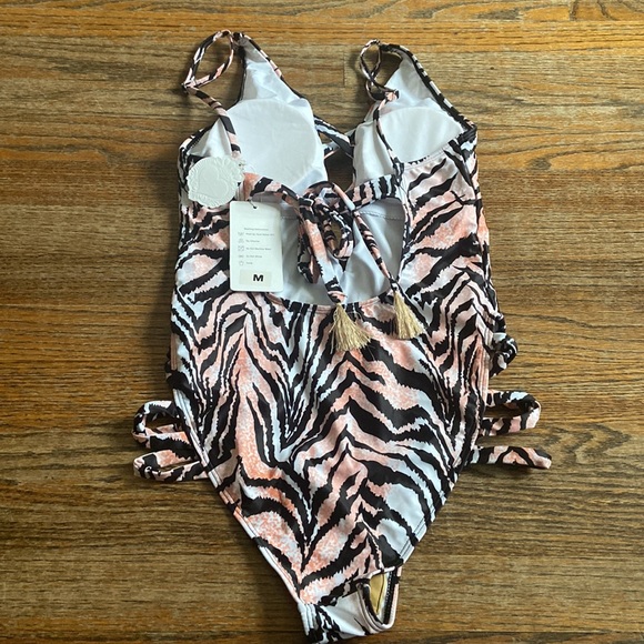 One pc bathing suit - Picture 4 of 6